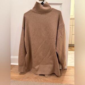 H&M brown turtleneck sweater - size Large